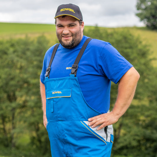 GÖWEIL Arbeitskleidung für jedermann - Latzhose mit T-Shirt und Kappe